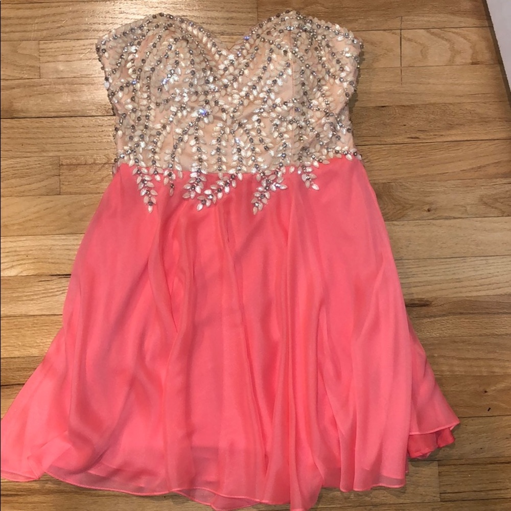 Pink strapless short prom dress